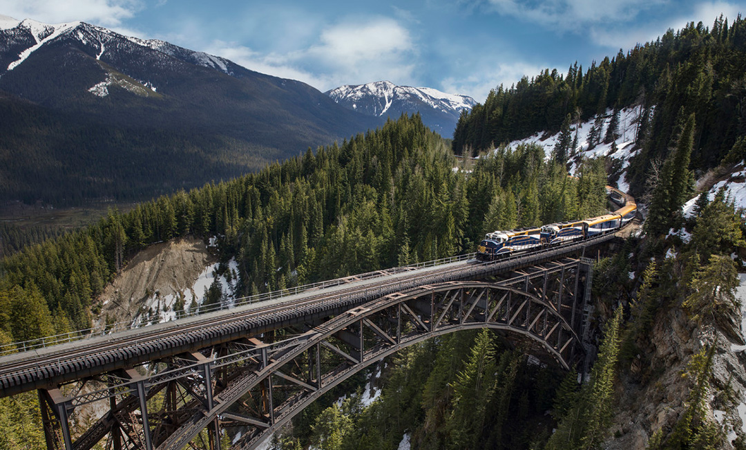 Rocky Mountaineer travelling across Stoney Creek Bridge.